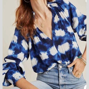 Anthropologie Porridge Blouse Women’s XS Blue White Tie Dye V-Neck Smocked NWT